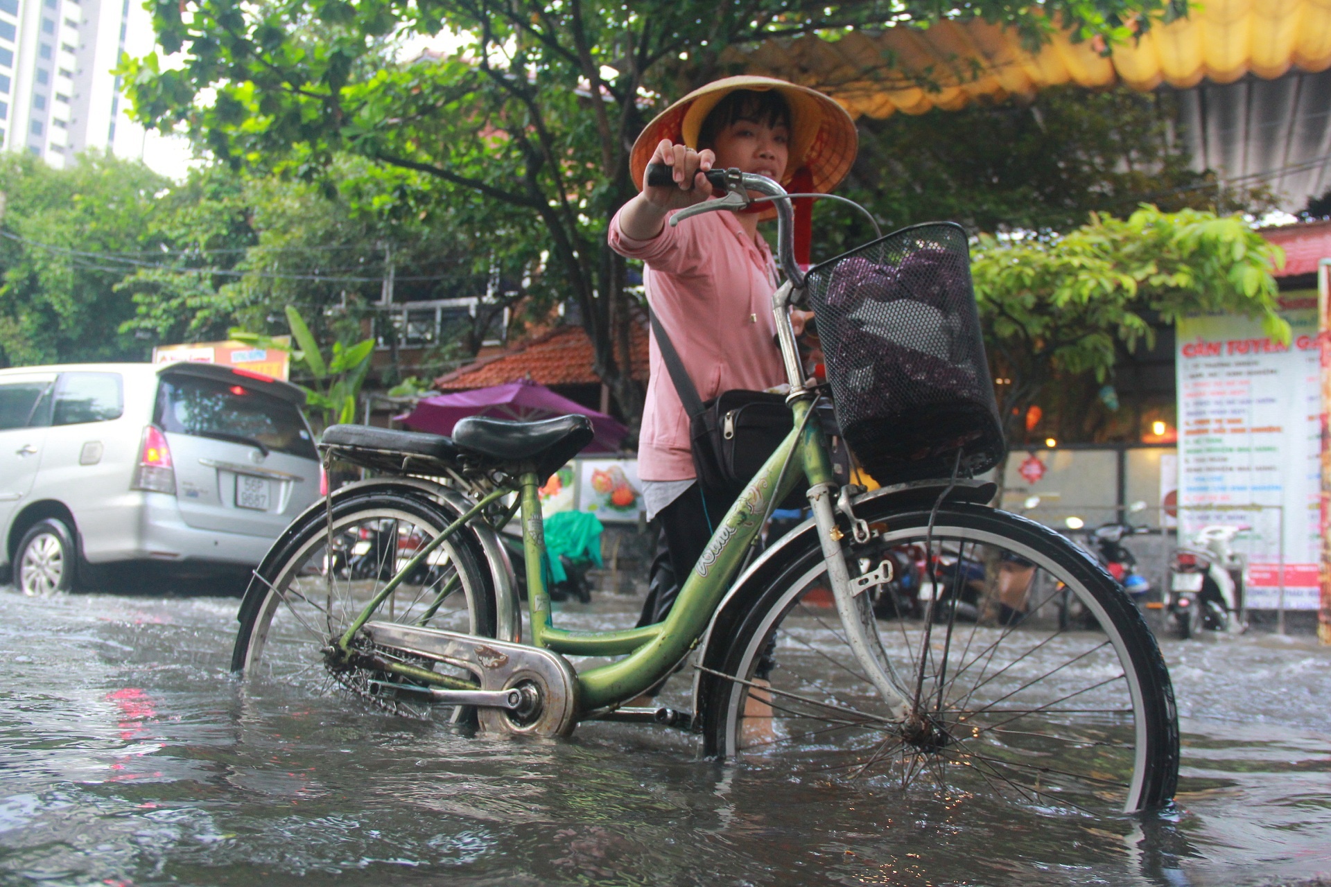 Nguoi Sai Gon loi bi bom o khu nha giau sau mua lon hinh anh