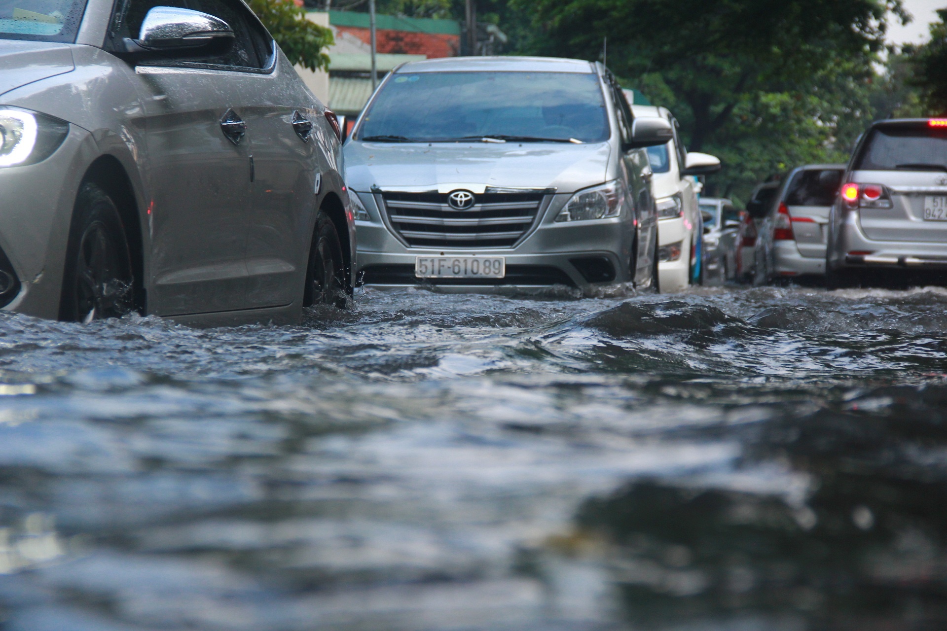 Mua lon 40 phut, khu nha giau o Sai Gon chim trong bien nuoc hinh anh
