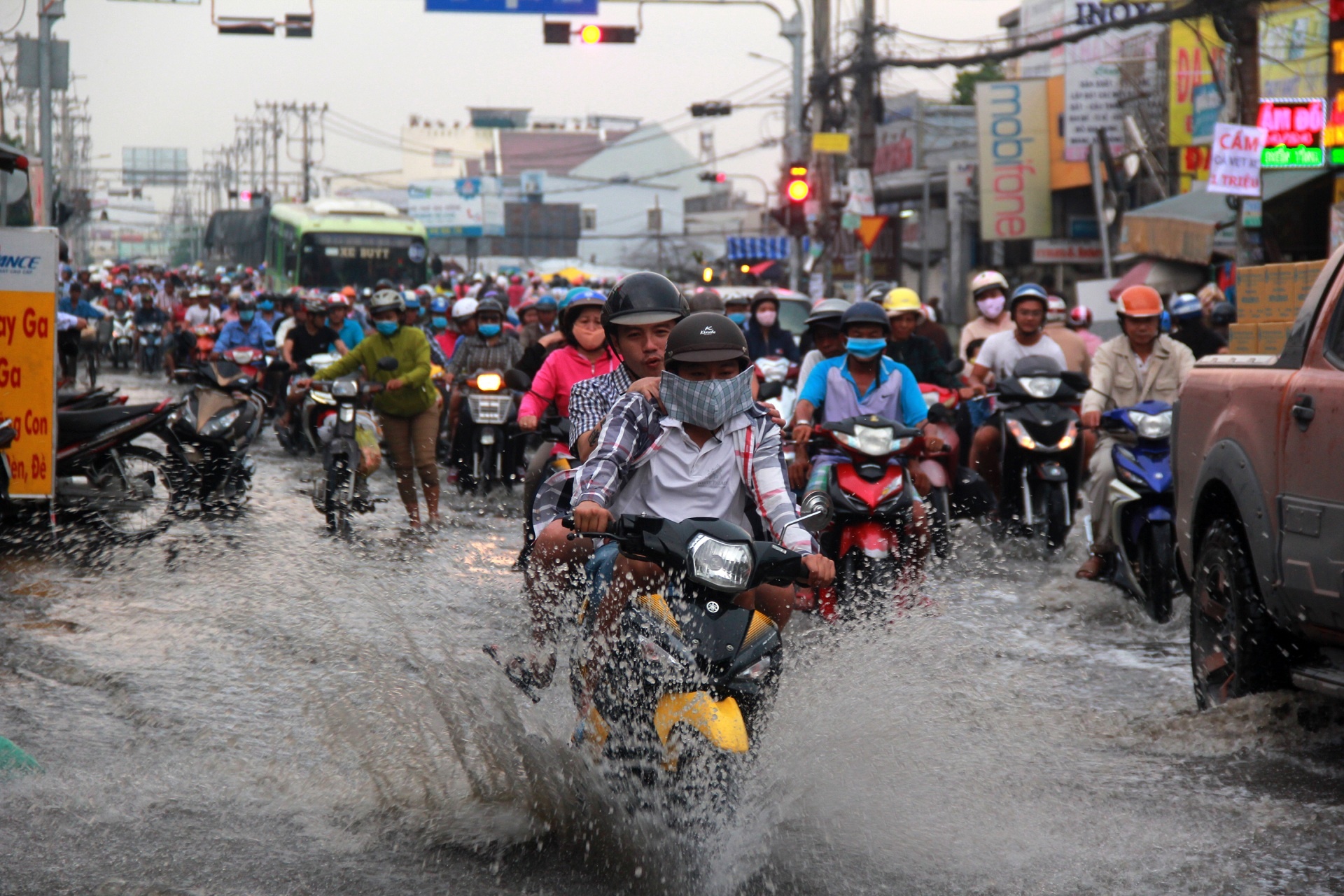 Sai Gon ngap nang anh 11