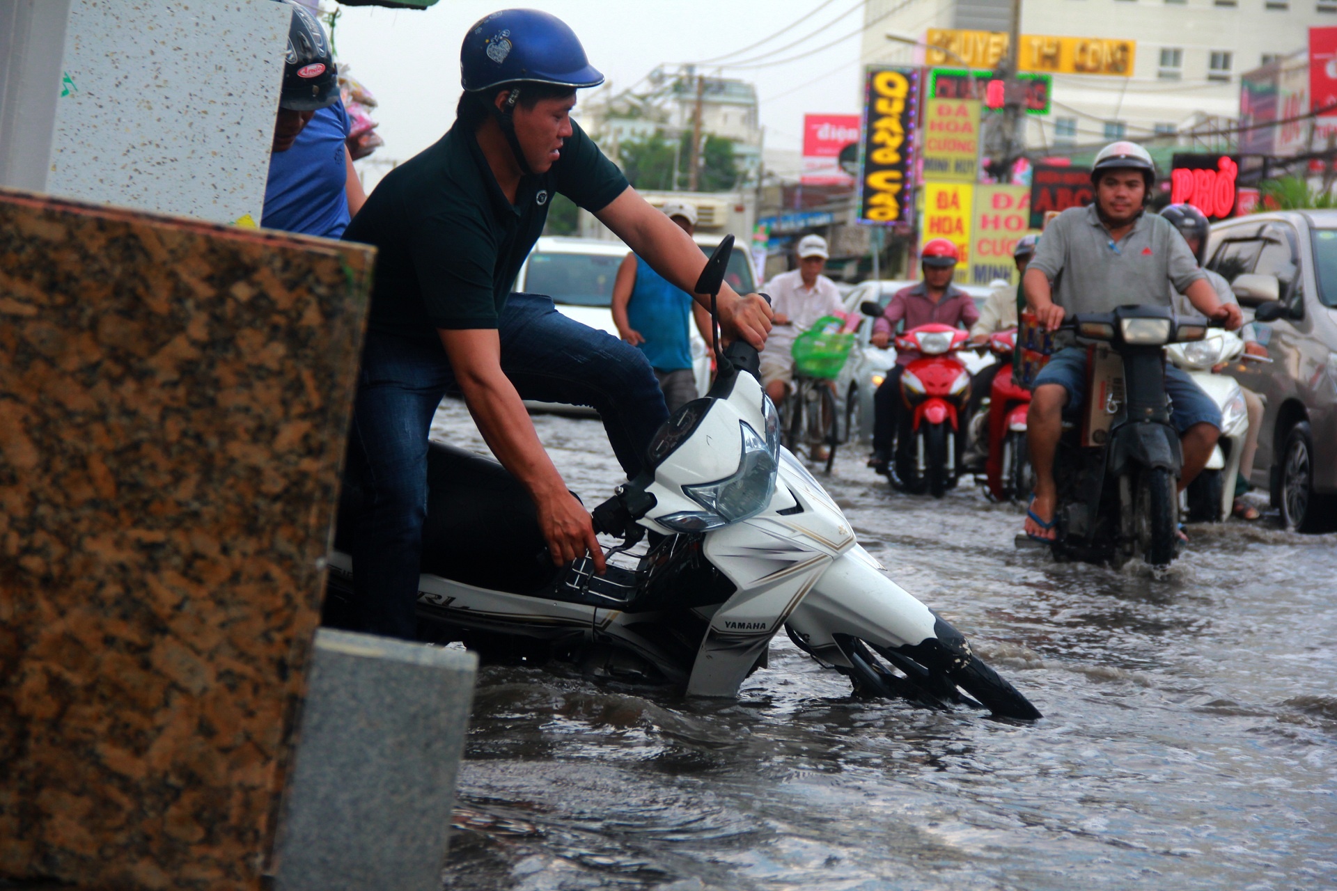 Sai Gon ngap nang anh 5
