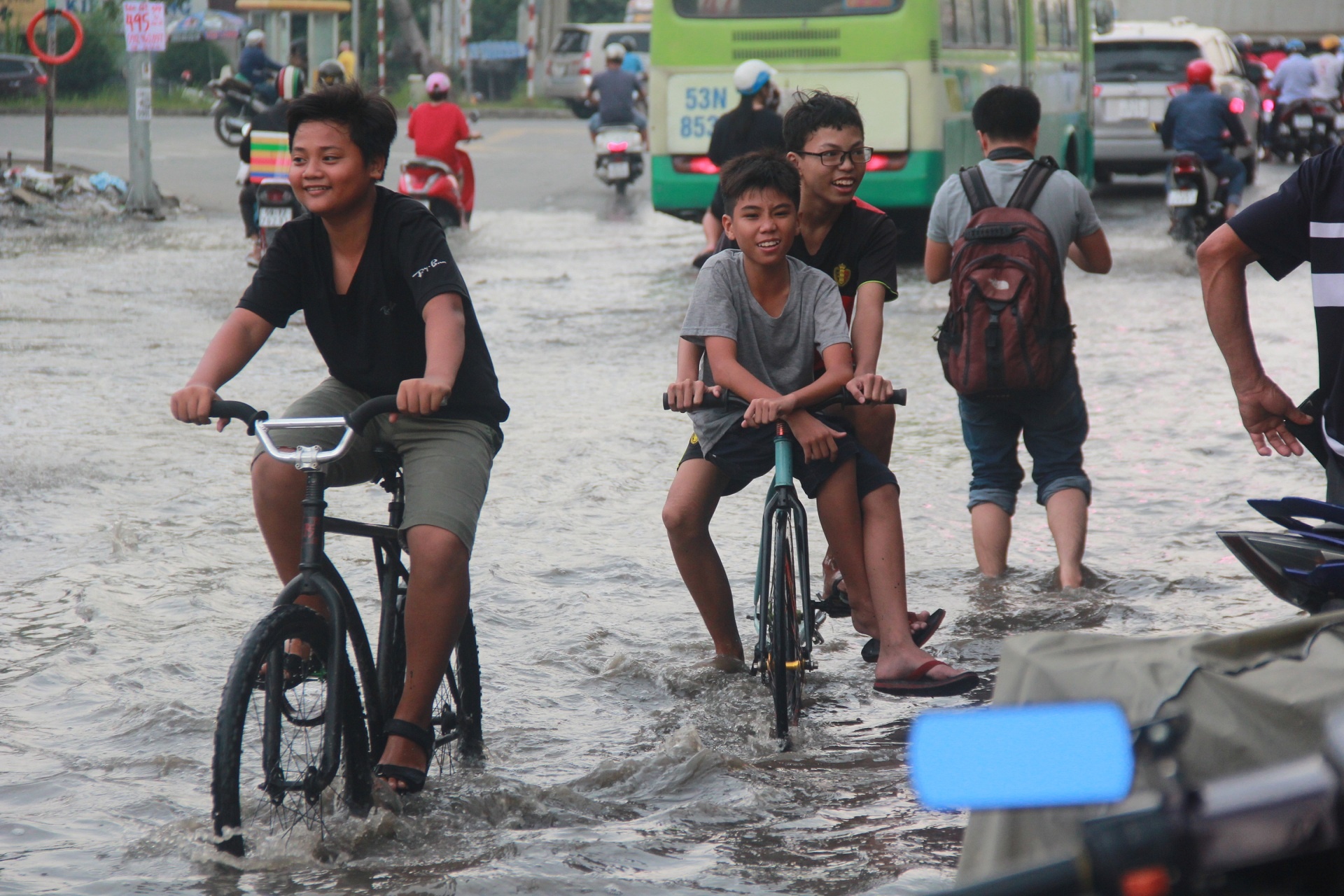 Sai Gon ngap nang anh 2