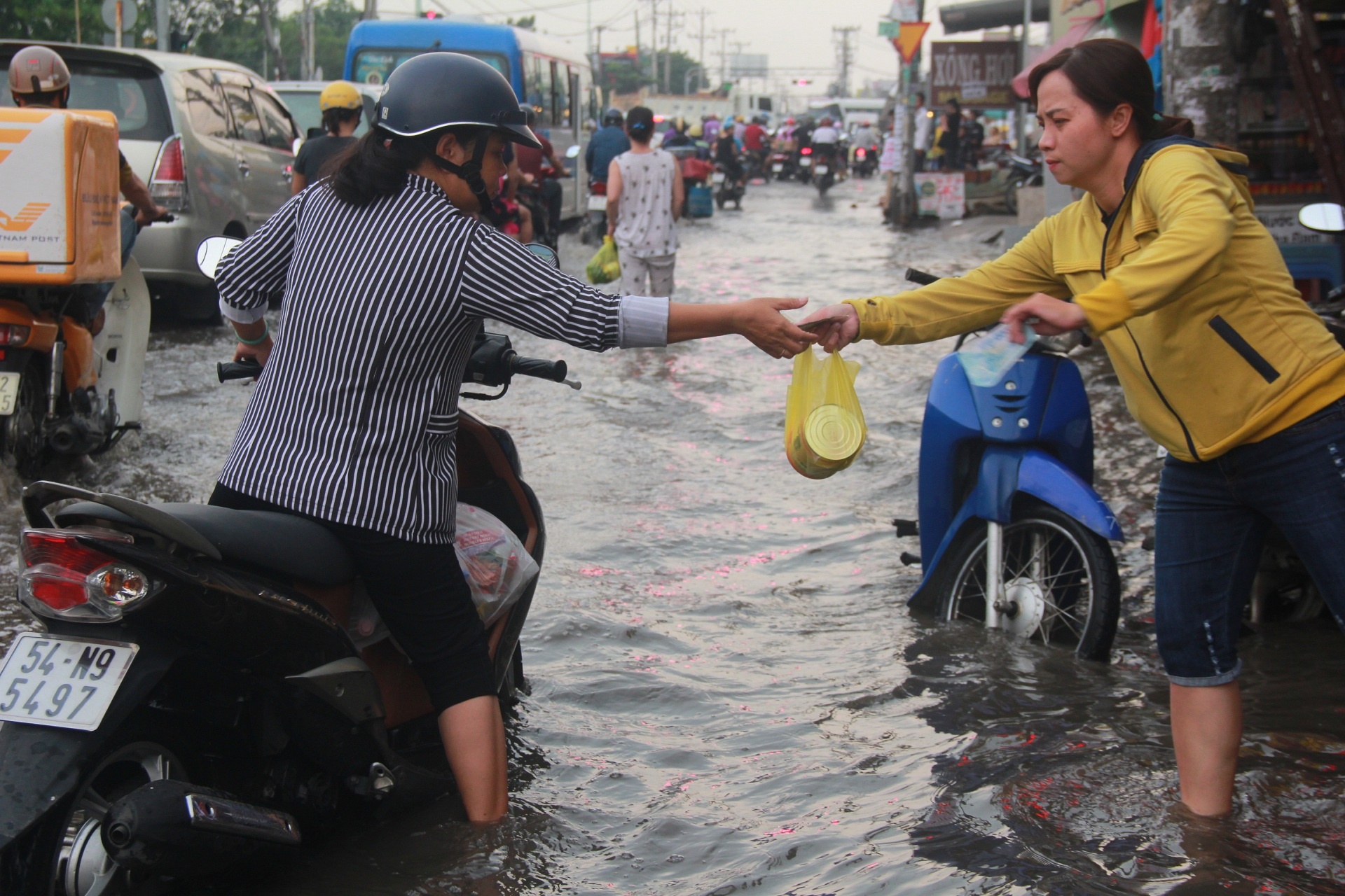 Sai Gon ngap nang anh 9