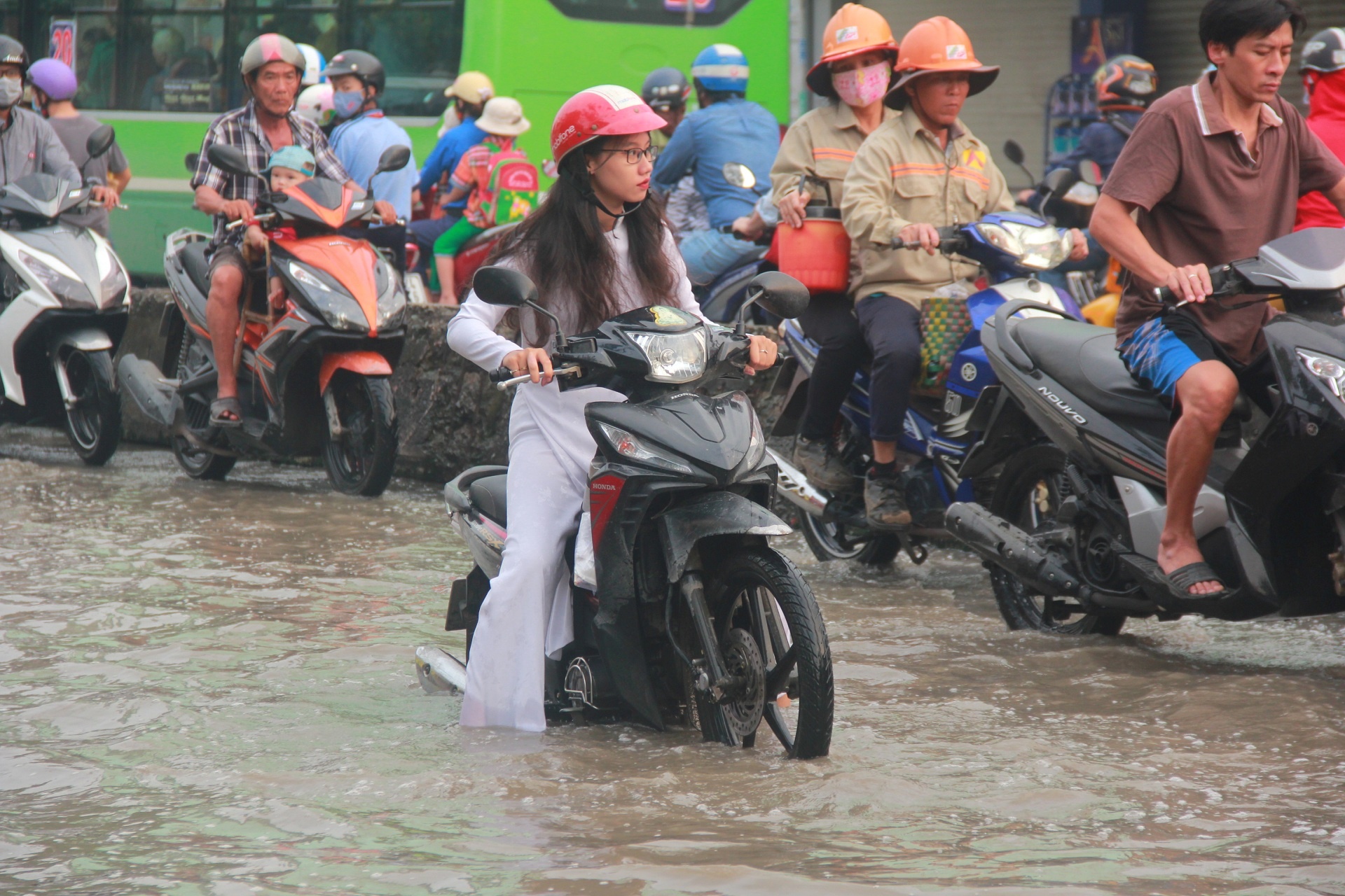 Sai Gon ngap nang sang dau tuan, hoc sinh uot sung den truong hinh anh