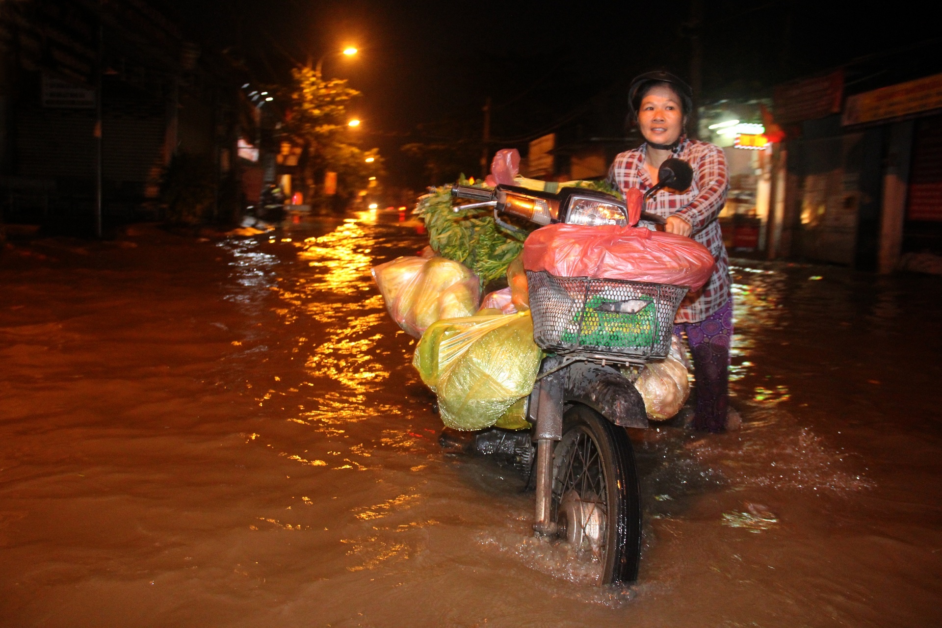 Tieu thuong Sai Gon vuot trieu cuong den cho tu mo sang hinh anh