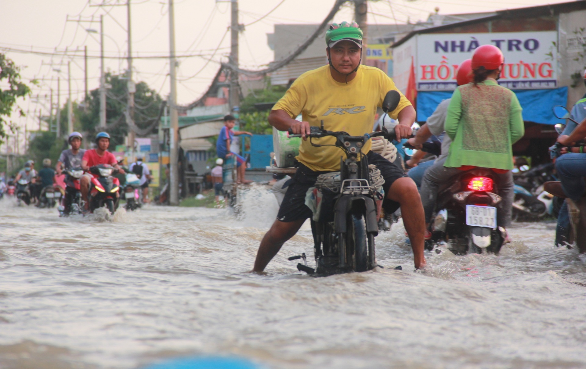 Nguoi Sai Gon xep hang 3 gio cho trieu cuong rut de ve nha hinh anh