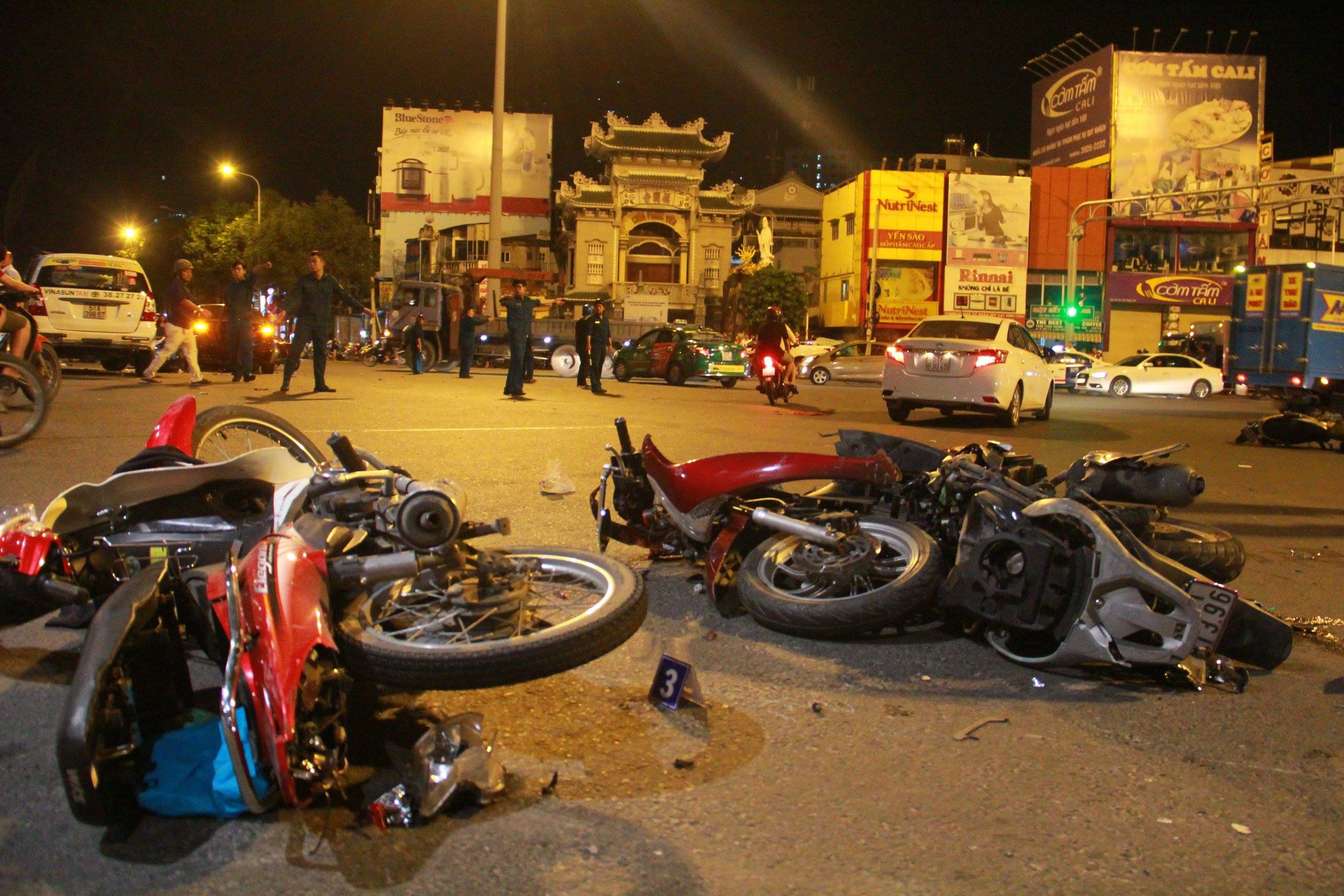 2 nan nhan nguy kich sau vu nu tai xe lai BMW tong lien hoan o Sai Gon hinh anh