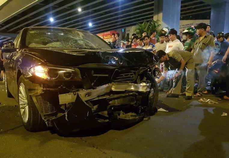 Nu tai xe lai BMW dam 5 xe may o Sai Gon, 1 nguoi chet hinh anh