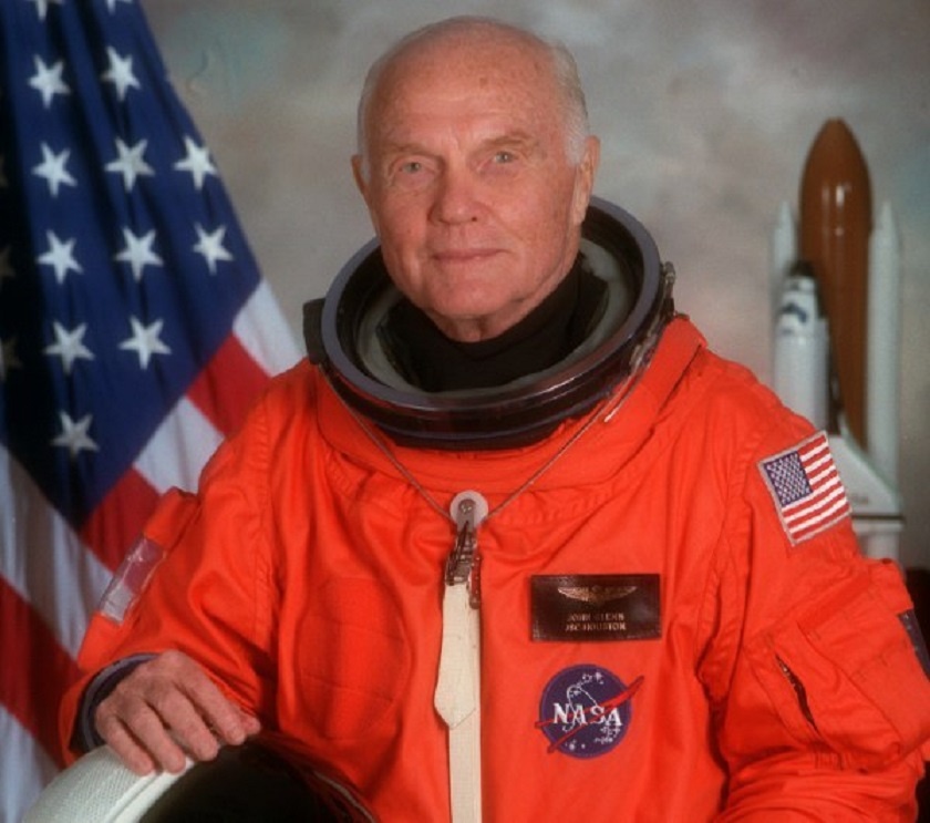 Phi hành gia John Glenn bỏ học đại học để tham gia quân đội trong Chiến tranh Thế giới thứ hai.