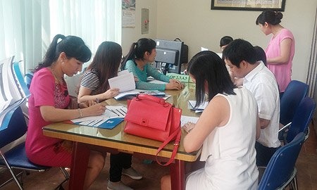 Tại bàn tuyển sinh, một số phụ huynh đã điền ngay thông tin hồ sơ tuyển vào lớp 6 cho con.