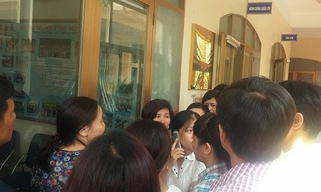 Chỉ có khoảng vài chục phụ huynh đến trực tiếp tại trường mua hồ sơ giấy.