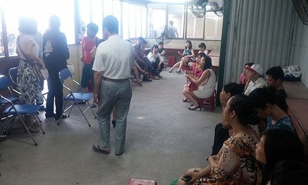 Nhập mô tả cPhụ huynh đến sớm được mời vào phòng thường trực có điều hòa, quạt điện ngồi chờ giờ mở bán hồ sơ.ho ảnh