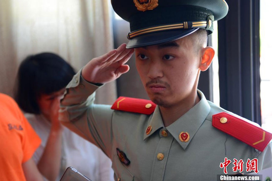 Chang trai ung thu mau chi mo mac quan phuc hinh anh