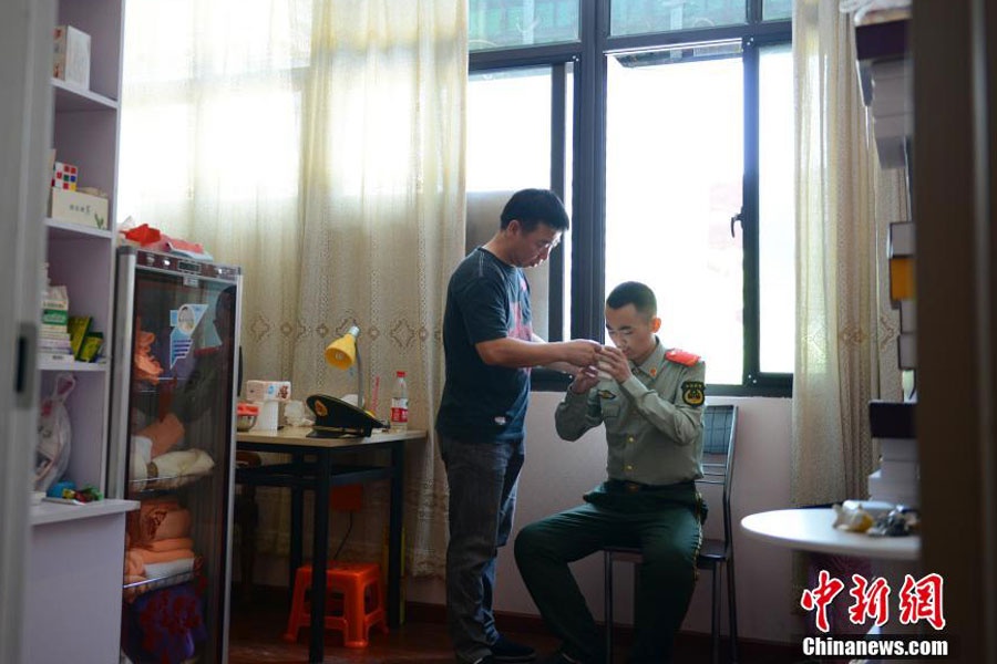 Bố của Liu chăm sóc