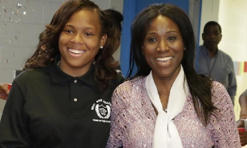 Co giao My hien than cuu hoc sinh hinh anh