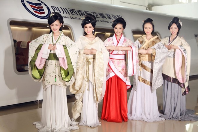 5 nữ sinh xinh đẹp tốt nghiệp Cao đẳng Nghề Hàng không Dân dụng Tây Nam Tứ Xuyên, mặc trang phục truyền thống của người Hán trong buổi chụp ảnh kỷ yếu hôm 17/4/2015.
