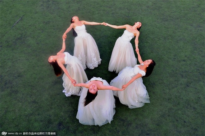 5 nữ sinh của Đại học Sơn Tây, Trung Quốc, cũng chọn trang phục áo cưới cho bộ ảnh tốt nghiệp đầy ý nghĩa. 