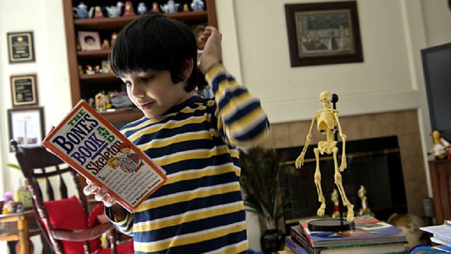 Tanishq Abraham tham khảo cuốn sách yêu thích khi đang giải thích về cấu tạo của một bộ xương. Ảnh: