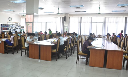 Tầng đọc báo, nghiên cứu tài liệu của trung tâm khá đông sinh viên đến học bài tránh nóng.