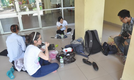 Sinh vien vat va chong nong hinh anh