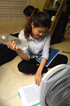 Có bạn dùng nước đá để vào chai để hơi nước lạnh giữ được lâu hơn. (Ảnh: H.Tuân)