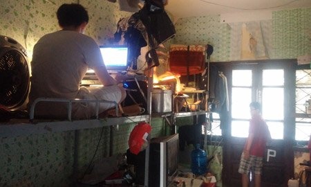 SV Trường ĐH Kinh tế quốc dân chọn cách đơn giản là đóng kín cửa, học trong bóng tối để không khí trong phòng được mát mẻ.