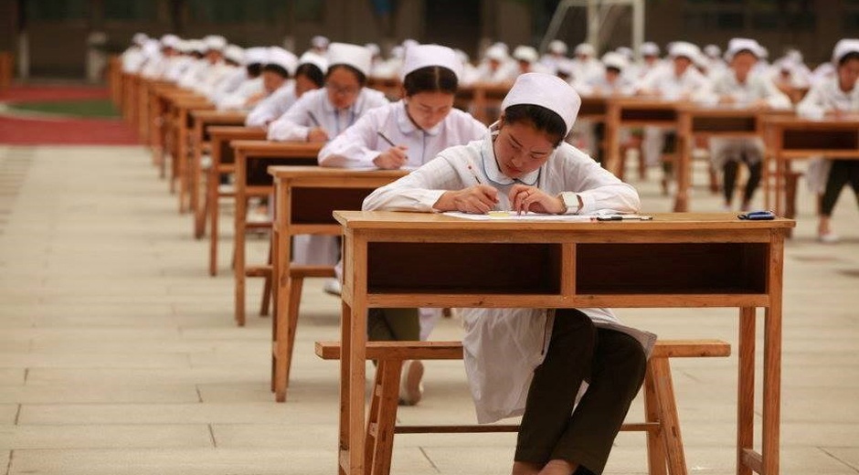 Thi tot nghiep ky la tren san truong o Trung Quoc hinh anh