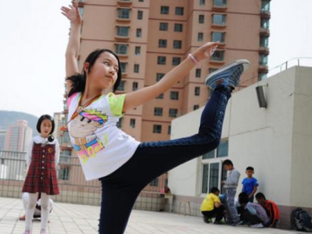 Hoc sinh tap quyen phap trong truong tieu hoc hinh anh