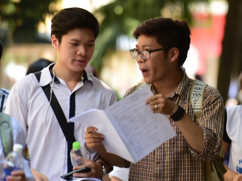 Thi sinh thanh thoi lam van, cuong cuong voi toan hinh anh