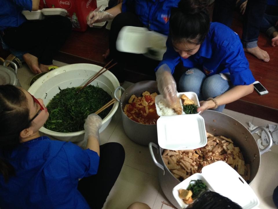 Vao noi nau com mien phi cho si tu thi dai hoc hinh anh