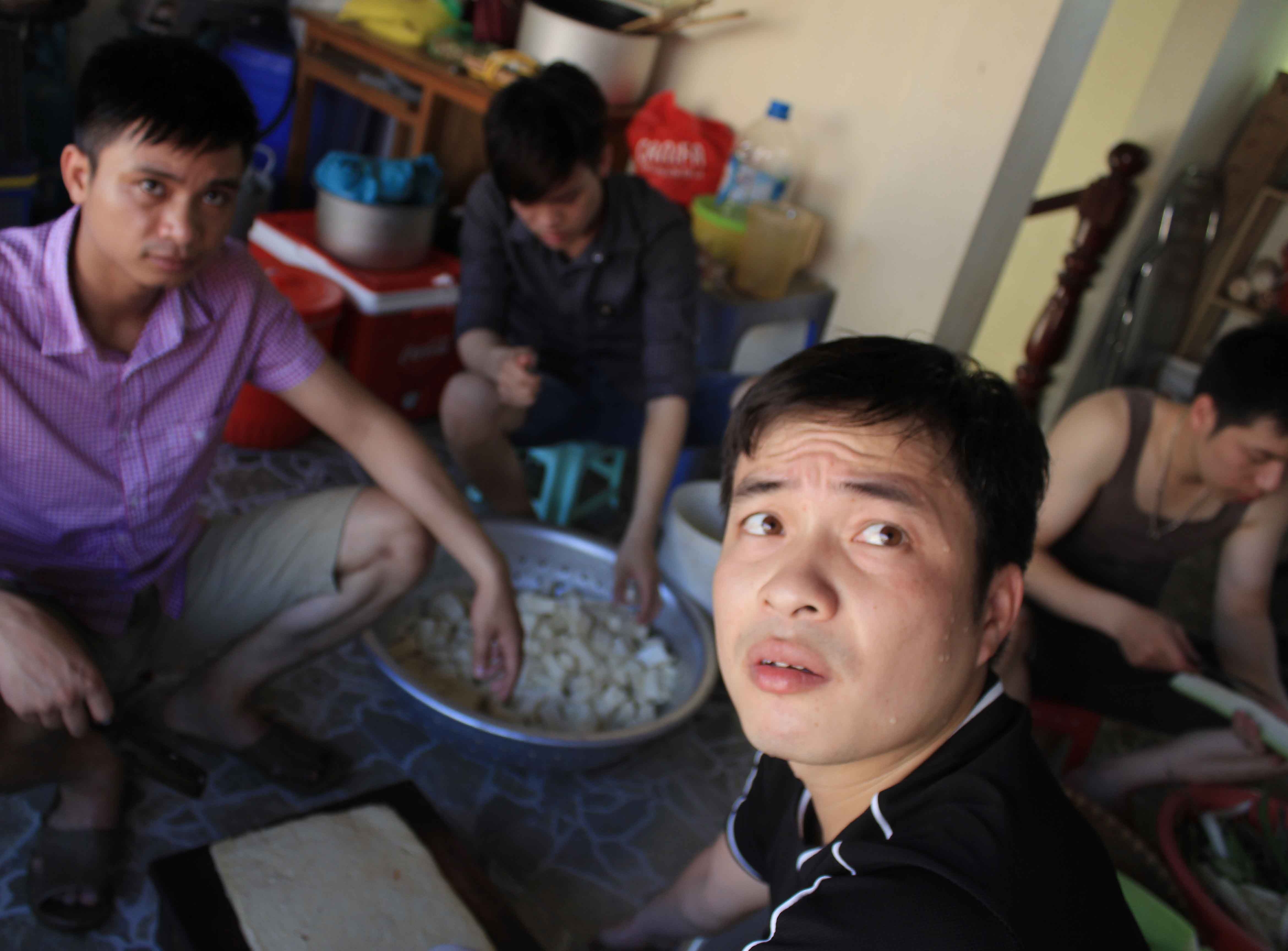 Anh Bản và mọi người phải nhốt mình hàng giờ trong căn bếp nóng hầm hập