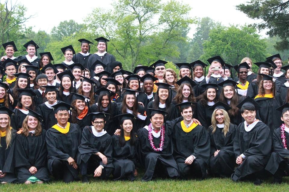 Châu Thanh Vũ (giữa) tại buổi lễ tốt nghiệp đại học