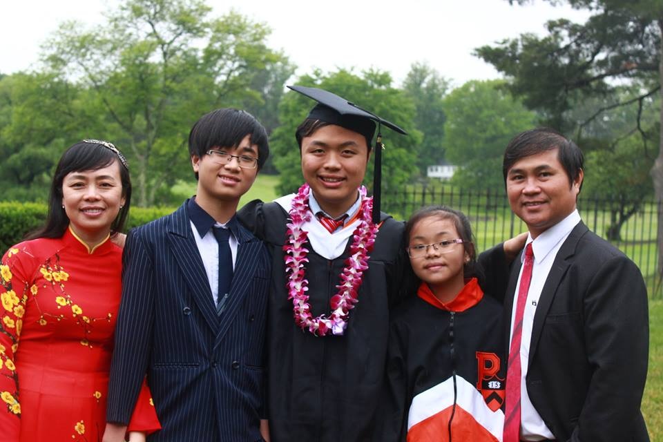 Chang trai duoc 7 dai hoc My cap hoc bong nhan bang danh du hinh anh