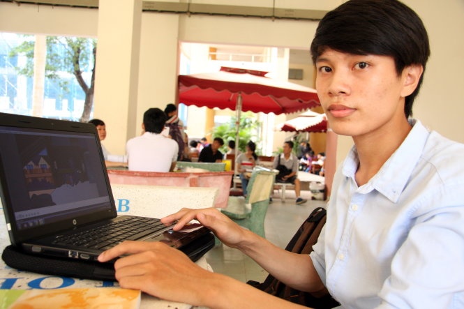 Nguyễn Thế Nhất giới thiệu phim hoạt hình phục vụ dạy học địa lý lớp 10 do mình thiết kế - Ảnh: Trần Huỳnh