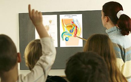 Truong day lam 'chuyen ay' dau tien gay tranh cai hinh anh