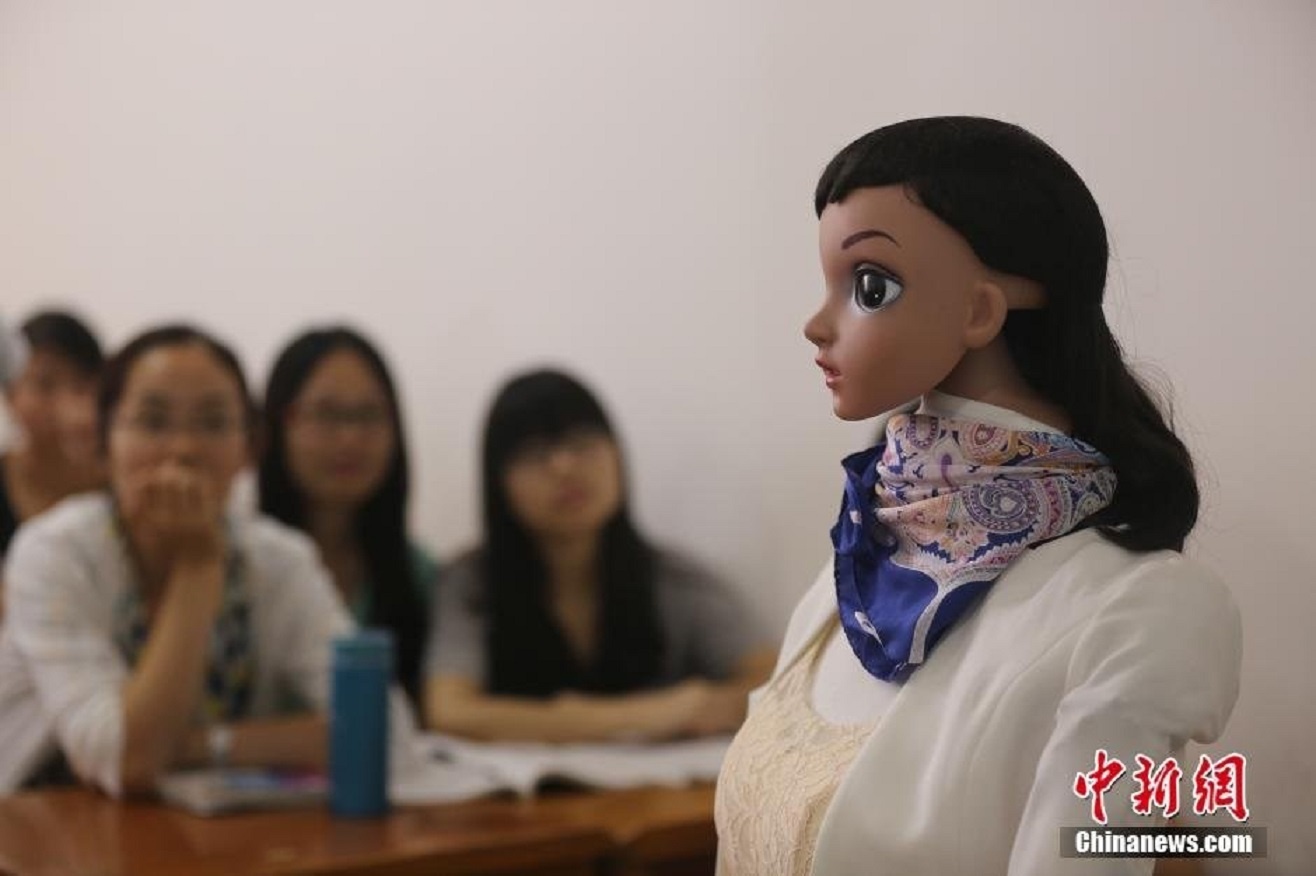 Robot lam giang vien o Trung Quoc hinh anh