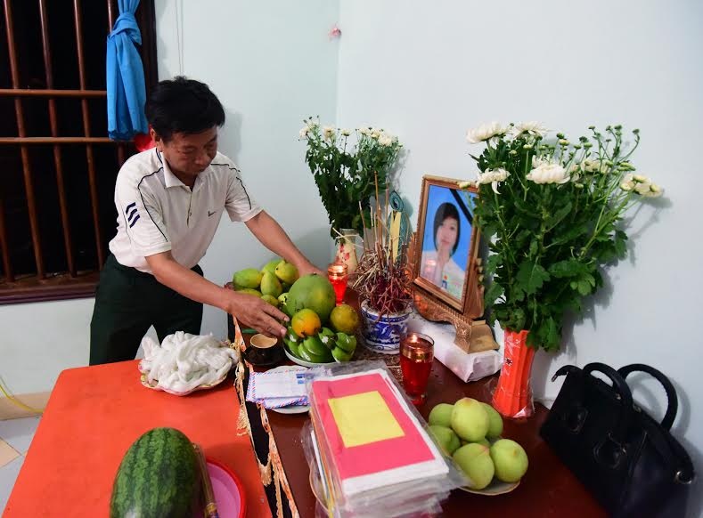 Ông Hiển bên bàn thờ cô con gái xấu số