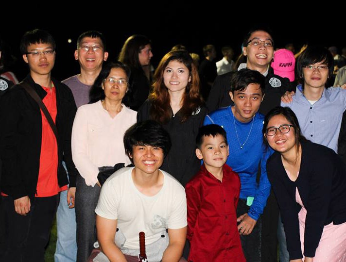 Vương Linh (ngoài cùng, trái) và bạn bè ĐH Colgate.