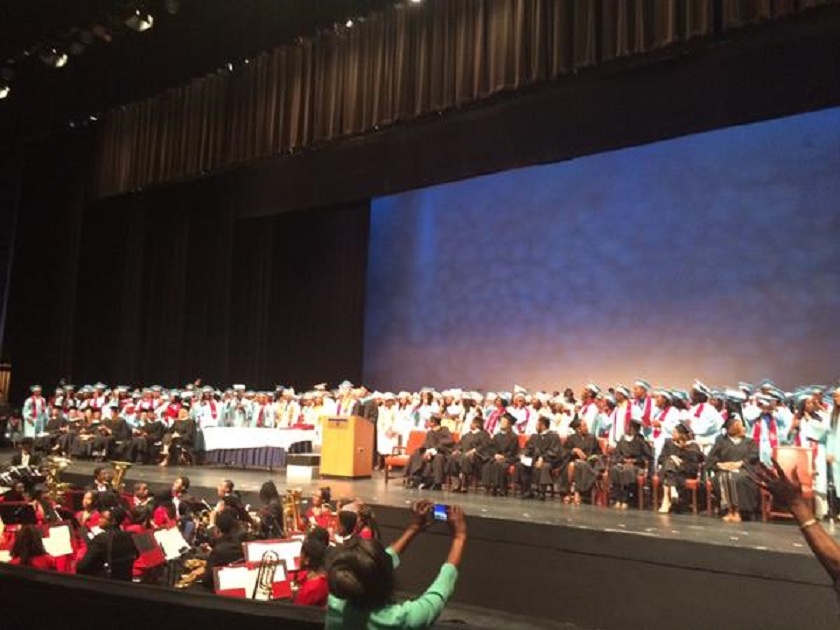 Học sinh khóa 2015 Học viện Kenwood tham dự lễ tốt nghiệp. Ảnh: Twitter