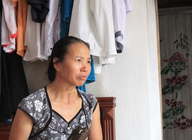 Nuoc mat me va dong luc gia dinh cua thu khoa noi tieng hinh anh