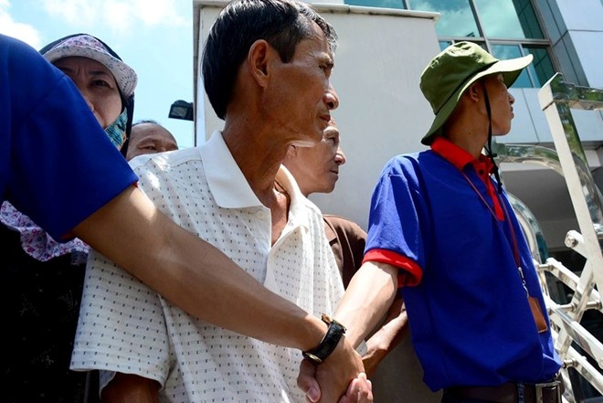 Sinh vien xep hang duoi nang 40 do vi nguoi dan vo y thuc? hinh anh