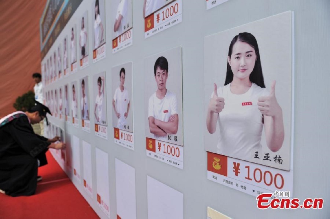 Dai hoc Trung Quoc mo cua hang 'ban' sinh vien tot nghiep hinh anh