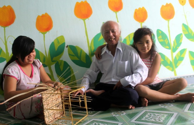 Thầy Minh về thăm ngôi nhà mới của chị em Thùy Dương. Ảnh