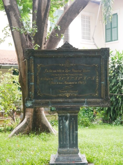 Cột đá mới được dựng lên để kỷ niệm vị Quốc vương Campuchia - Norodom Sihanouk đã từng học tại đây.