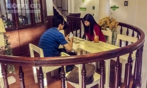 Một sinh viên bói bài Tarot cho bạn. Ảnh: Báo Công An TP.HCM