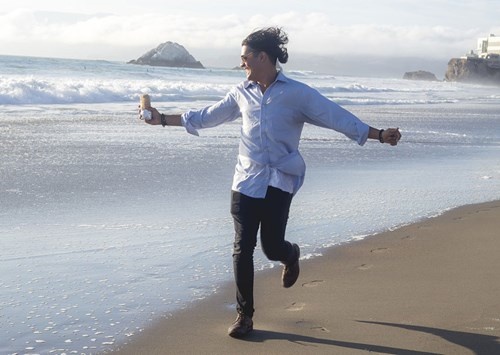 Như một lời đáp trả hài hước trước những bộ ảnh cưới của bạn bè được đăng tải ngập tràn trên Facebook của mình, David đã quyết tâm thực hiện một bộ ảnh cưới vô cùng tình cảm và lãng mạn với tình yêu đích thực của đời anh: bánh burrito.