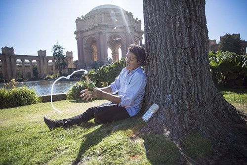 Bộ ảnh hài hước này ngay lập tức gây chú ý bởi David diễn rất đạt bên cạnh 