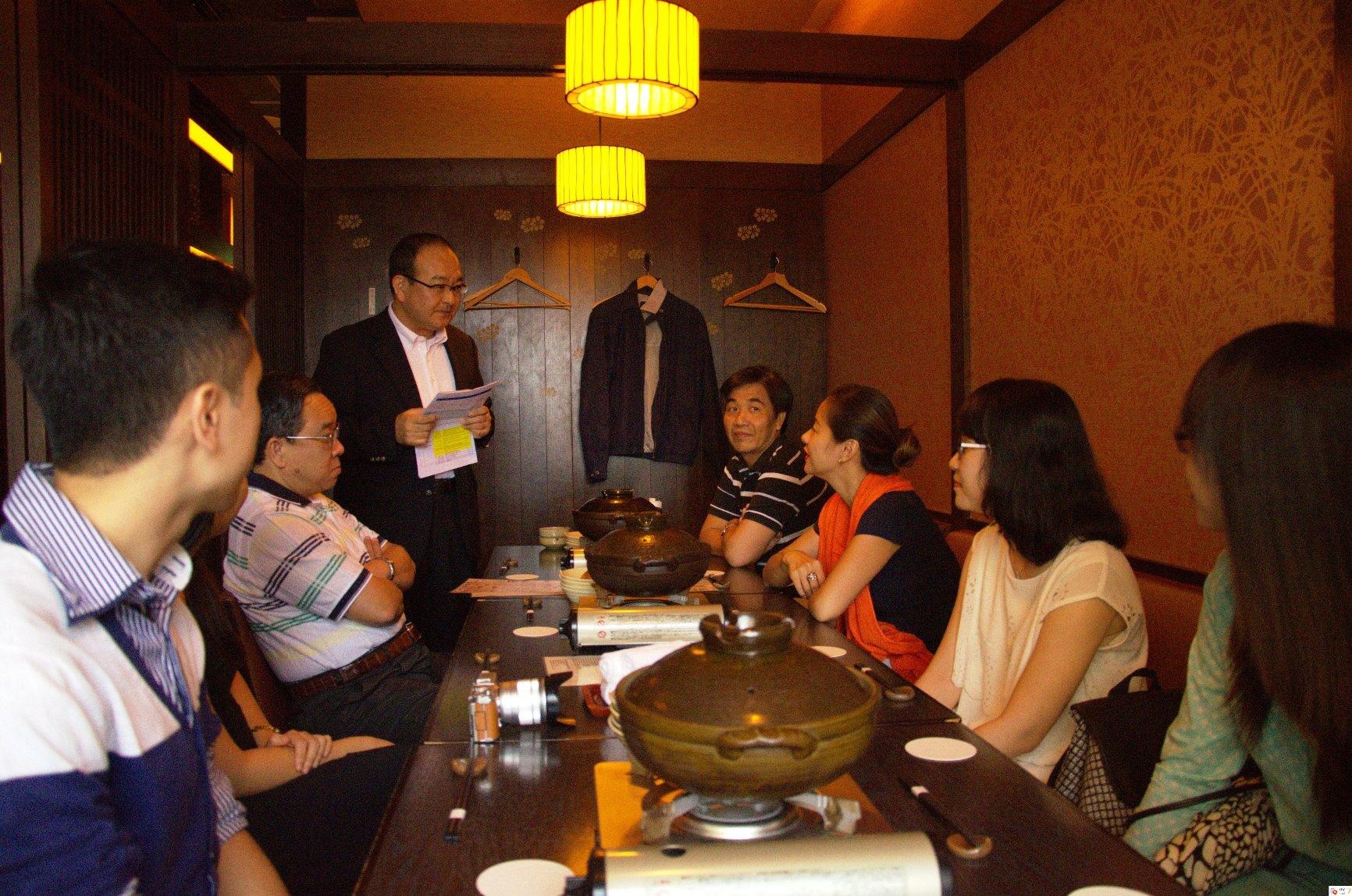 Các thành viên trong đoàn dùng bữa tối với ngài Katsuyasu Kato - chủ tịch Suntory PepsiCo VN - Ảnh: THU HÀ