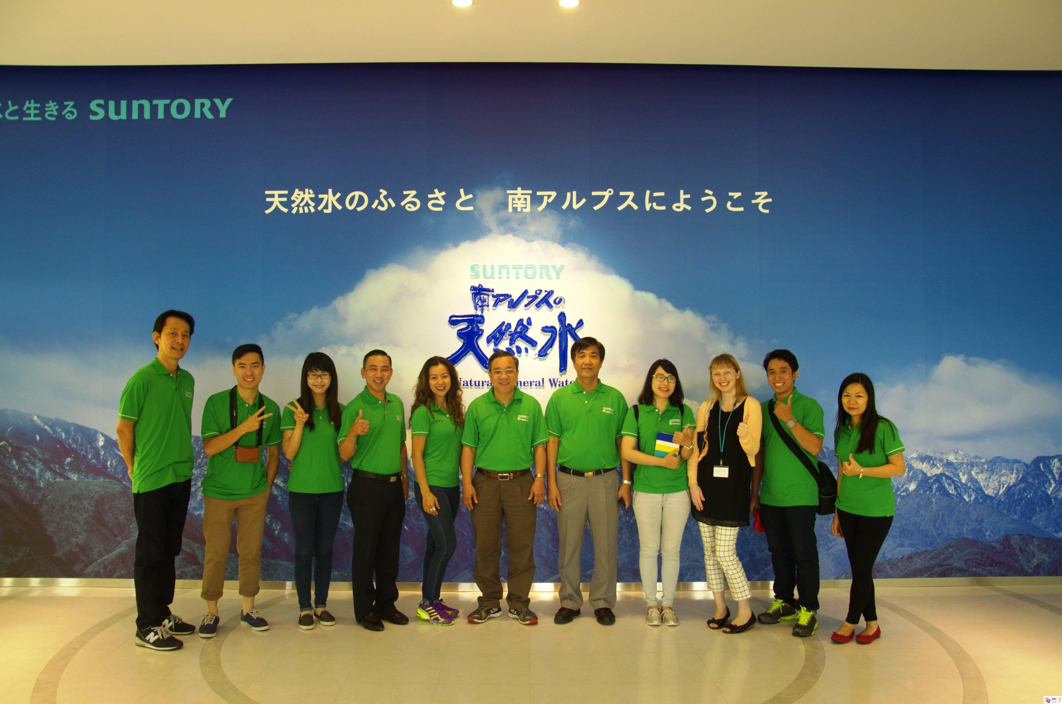 Các thành viên trong đoàn chụp hình lưu niệm khi tham quan trụ sở của Tập đoàn Suntory - Ảnh: THU HÀ