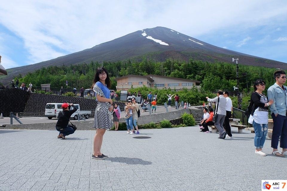 Tác giả chụp hình lưu niệm khi đến tham quan núi Phú Sĩ - Ảnh: THU HÀ