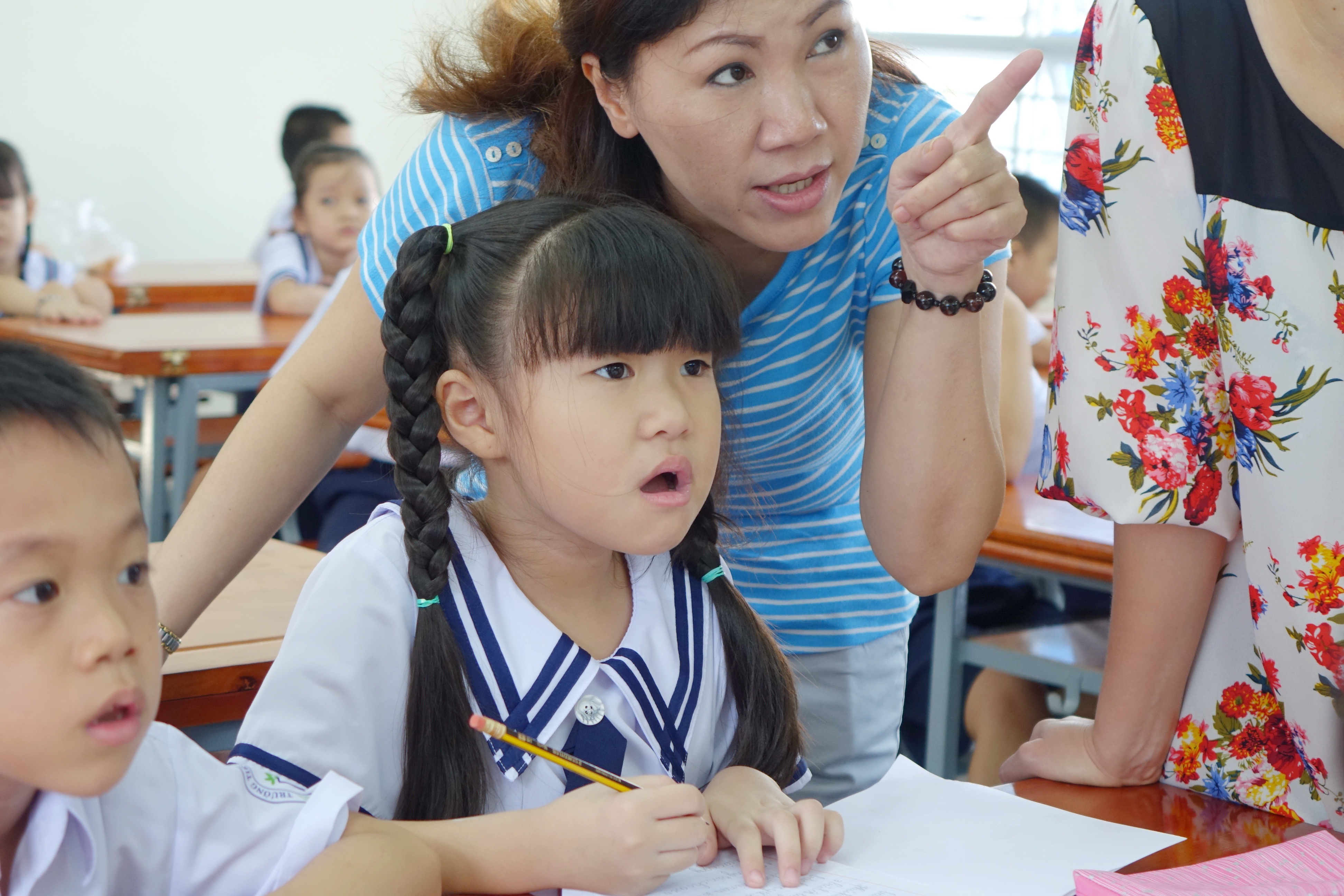 Phụ huynh và học sinh lớp 1 trong ngày tựu trường năm học mới 2014 - 2015 tại Trường tiểu học Nguyễn Văn Trỗi, Q.Tân Bình, TP.HCM - Ảnh: Như Hùng